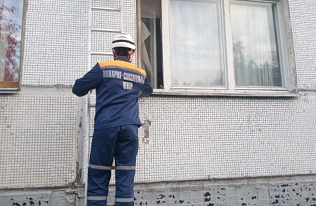 Спасатели обеспечили полицейским доступ в квартиру Спасатели обеспечили полицейским доступ в квартиру